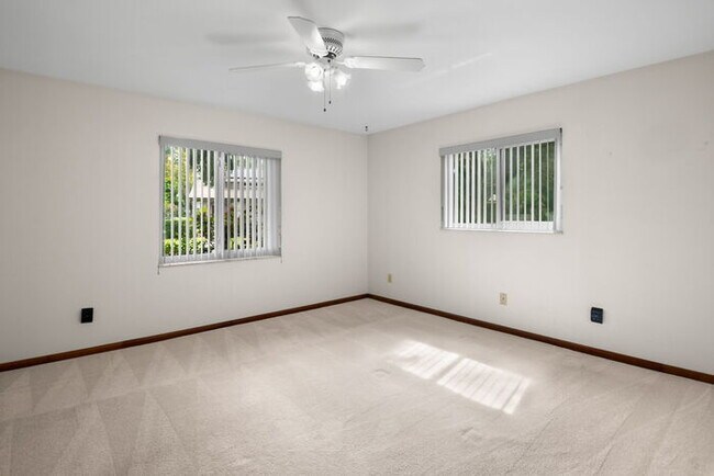 Building Photo - Home For Rent in St Petersburg!