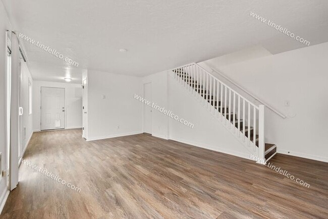 Building Photo - 3 Bedroom Home with New LVP, Fenced Yard & Attached Garage located on Cul-De-Sac!