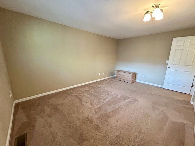 Building Photo - Kirkland Home