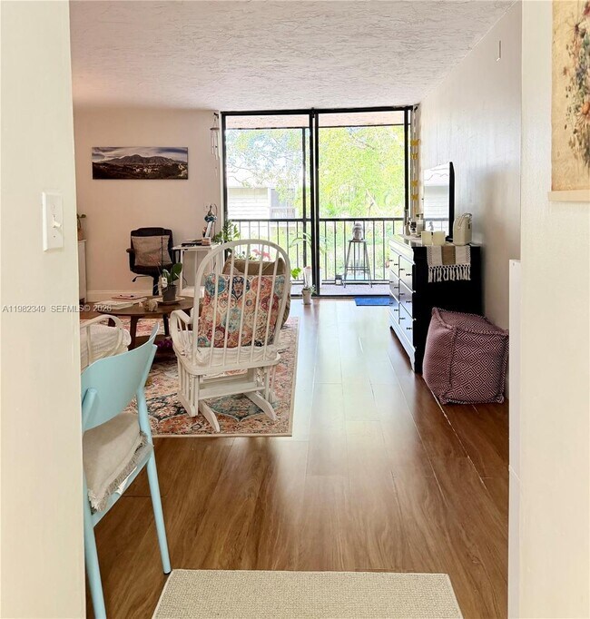 Building Photo - 450 Commodore Dr