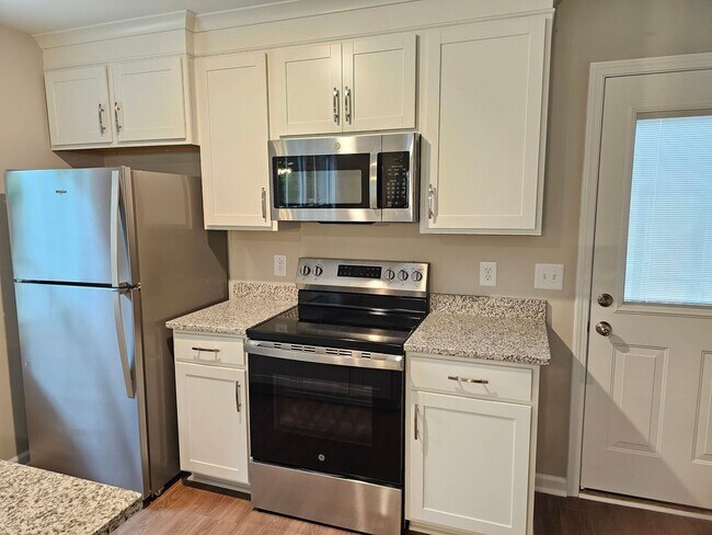 Building Photo - 1/2 Off FIRST MONTH'S RENT! MAY SPECIAL ON...