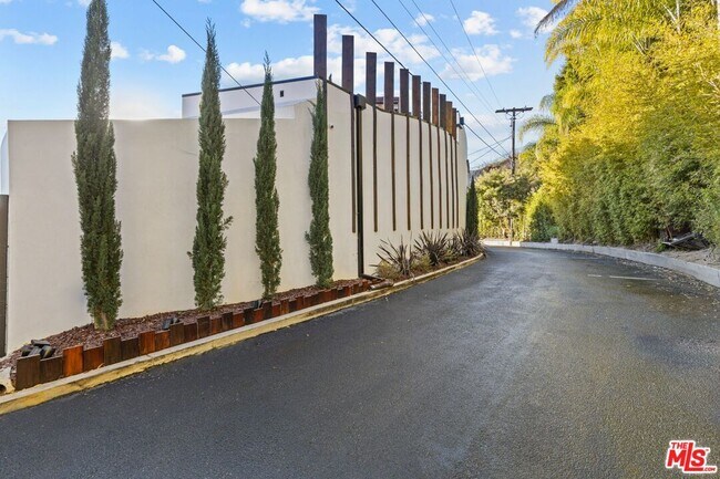 Building Photo - 9270 Kinglet Dr