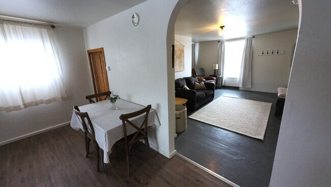 Building Photo - 304 W Pine St