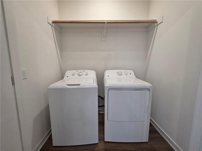 Building Photo - 999 N Crater Ave