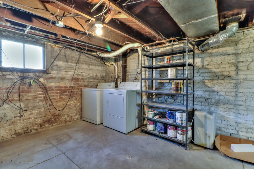 Building Photo - 308 W John St