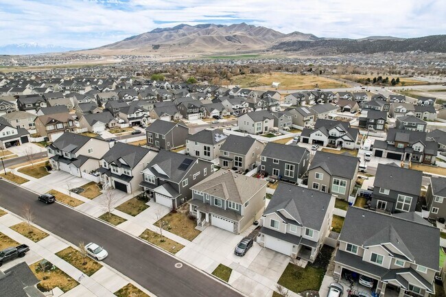 Building Photo - 6 Bedroom 3.5 Bathroom House in Saratoga Springs!