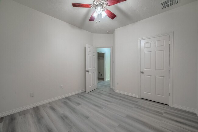 Building Photo - 520 West Fork