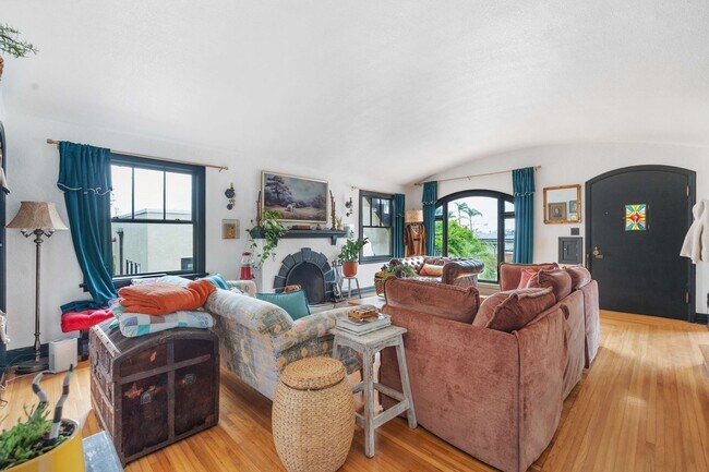 Building Photo - Historic Charm Meets Modern Living – Stunning 5 Bedroom Home on Iconic Myrtle Avenue