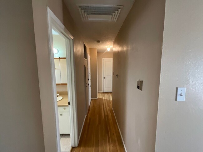 Building Photo - 4 Bedroom Single Story Home Available Near...