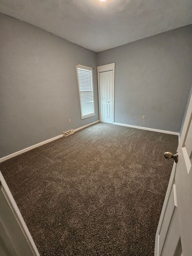 Building Photo - Lower 2 bedroom unit East Side