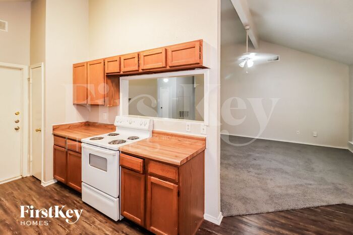 Building Photo - 3200 Creekwood Ln