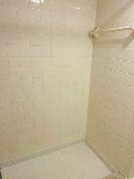 Building Photo - 31 Lake Arbor Dr