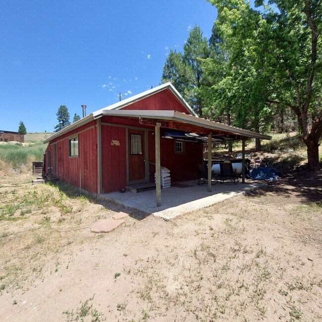 Building Photo - Cozy Red Cabin in Boise County - 30 Minute...