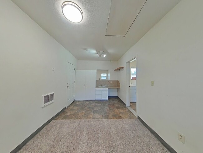 Building Photo - 3 Bedroom House + Bonus Room ~ Close to Ca...