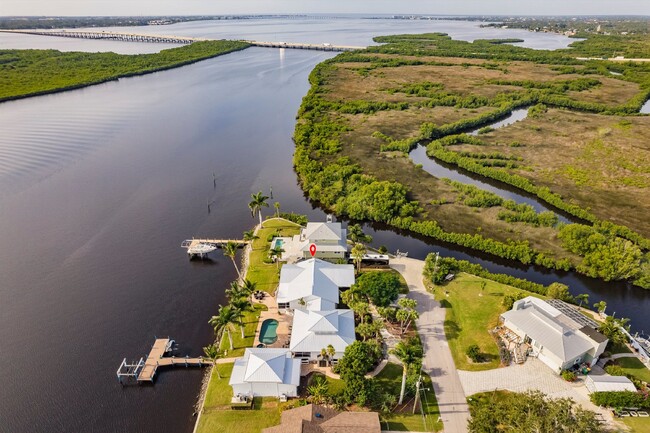 Building Photo - Boat lovers dream home!! River, boat lift,...