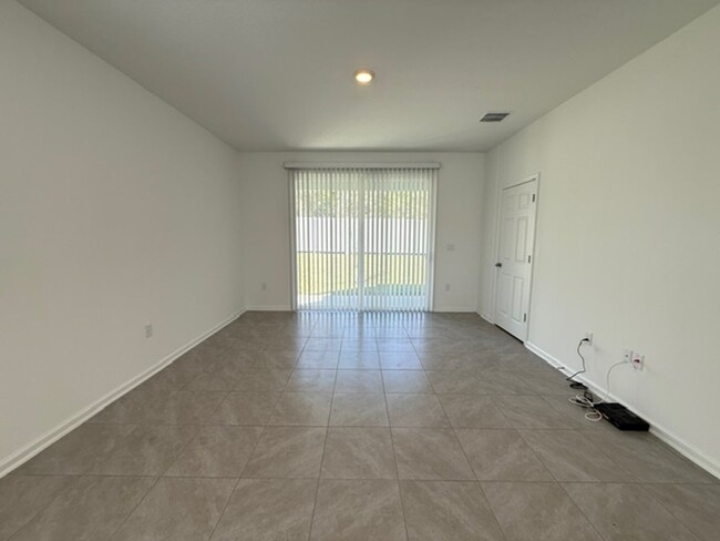 Building Photo - Beautiful 3 bedroom townhome for rent in E...