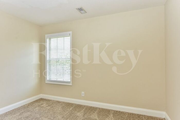 Building Photo - 758 Cavalier Dr