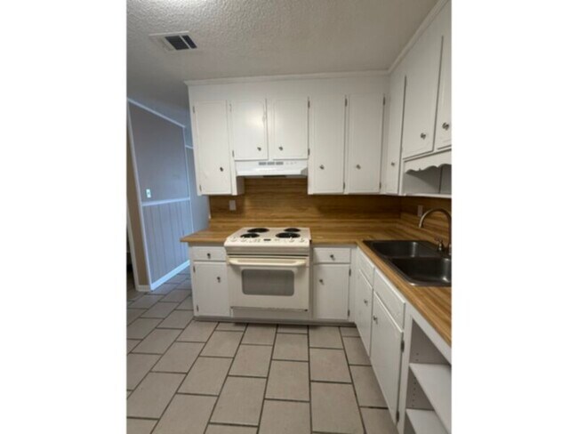 Building Photo - 2605 Talbert St