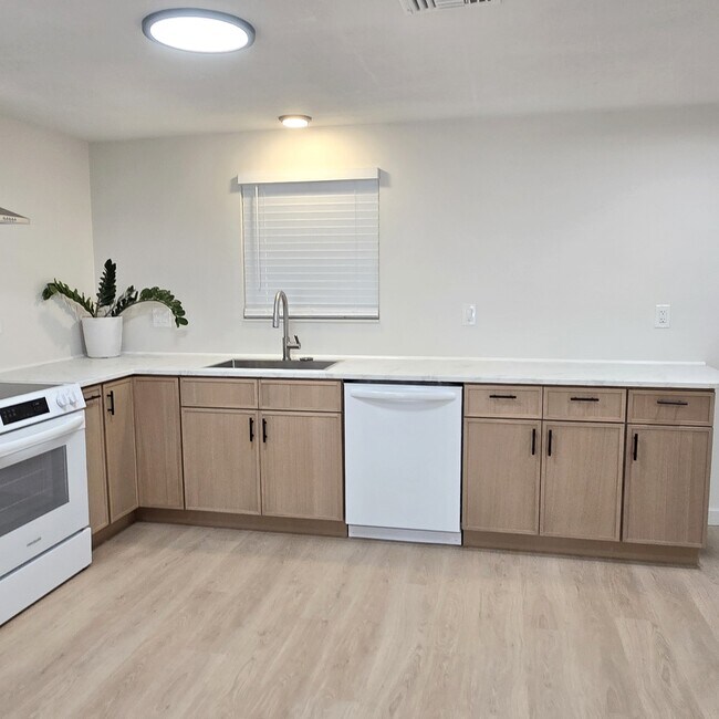 Building Photo - 3/2.5/1 Beautifully Updated Crystal River Home with Carport, Garage & Fenced Yard