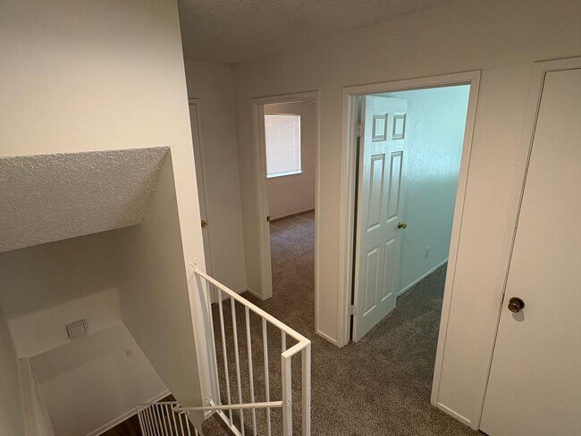 Building Photo - Townhouse condo Hillsdale Oaks