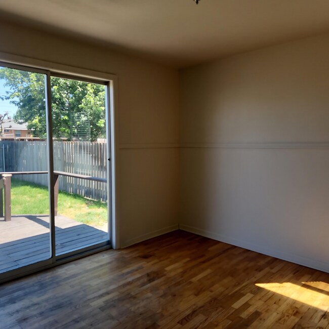 Building Photo - 911 W Leola St