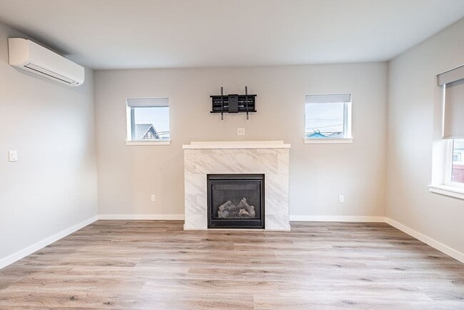 Building Photo - 3 bed 2.5 bath townhouse with garage.