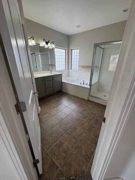 main batrooom - 86 W 1965 S