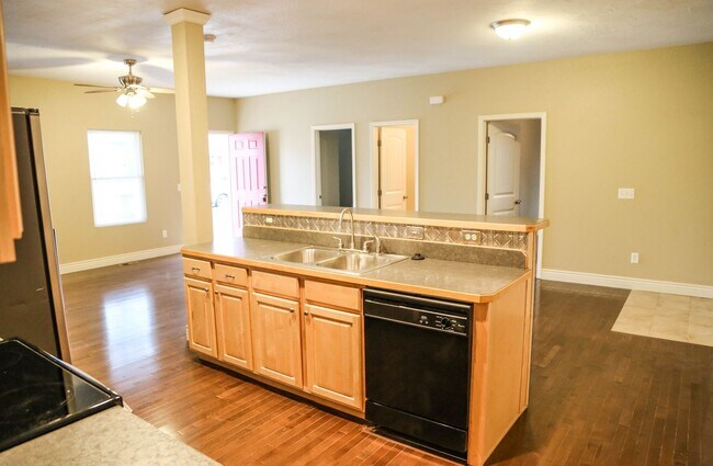 Building Photo - Walnut 831