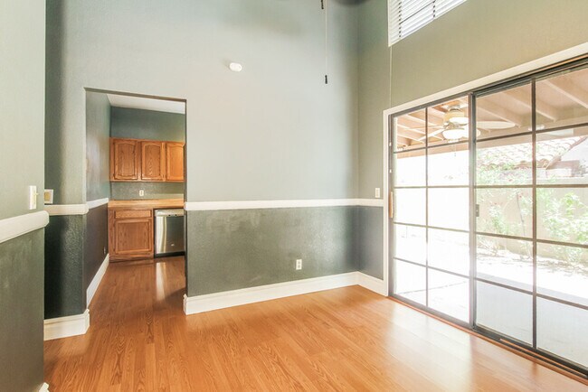Building Photo - 2033 N Sunset Dr