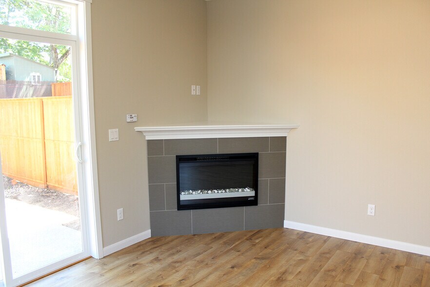 Building Photo - 14336 SE Lee Ave