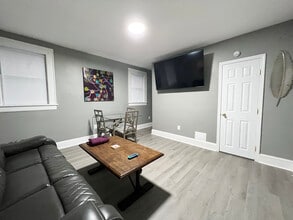 Building Photo - 817 Ferdinand Ave SW