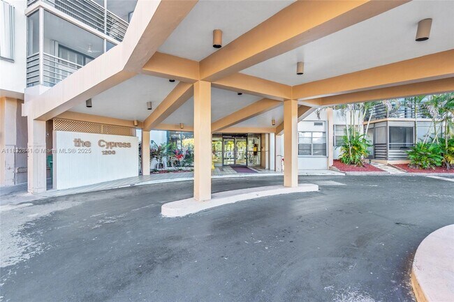 Building Photo - 1200 St Charles Pl