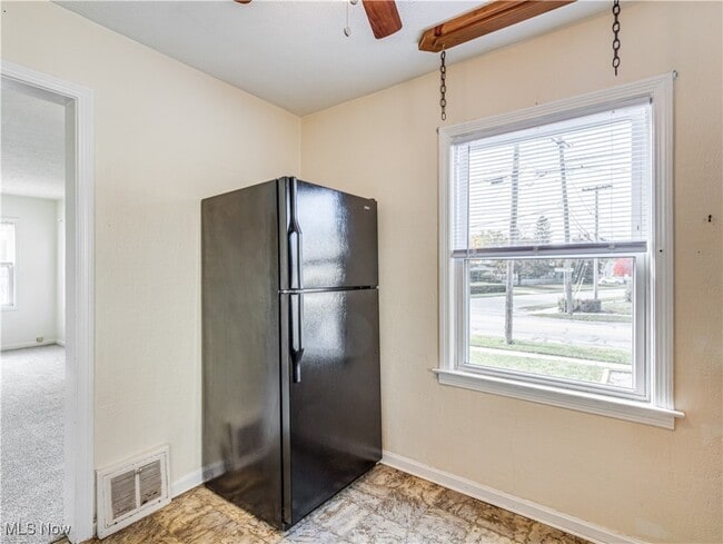 Building Photo - 2703 Oakwood Dr