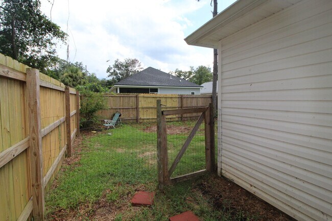 Building Photo - 3 Bedroom in Magnolia Gardens Available Now!