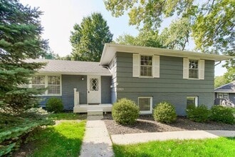 Building Photo - Prairie Village Beauty