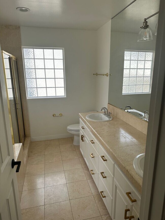 Building Photo - Beautiful Detached 4 bedroom, 2.5 Bath Tow...