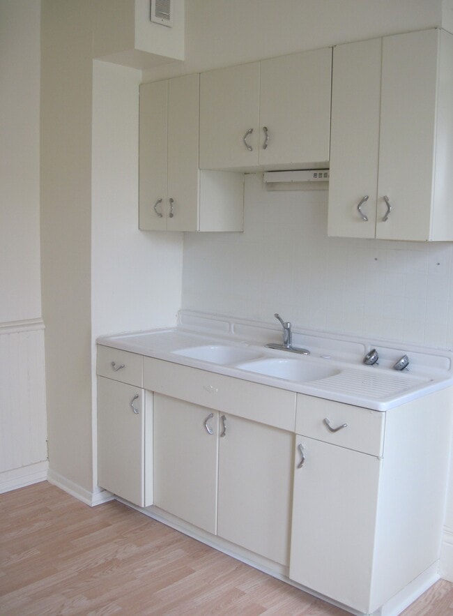 Building Photo - 1717 E Providence Ave