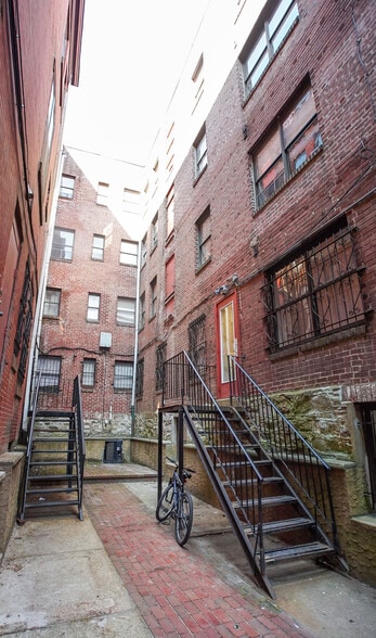 Building Photo - 2213 Green St