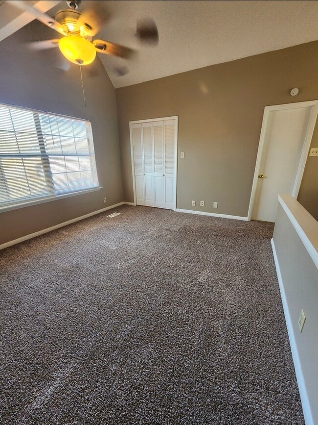 Building Photo - 3 bed 2 bath 2 story townhome, 1 carport