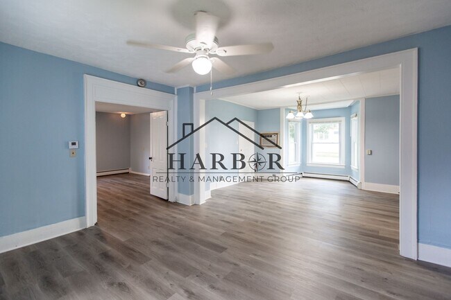 Building Photo - Large 3 Bedroom Apartment!