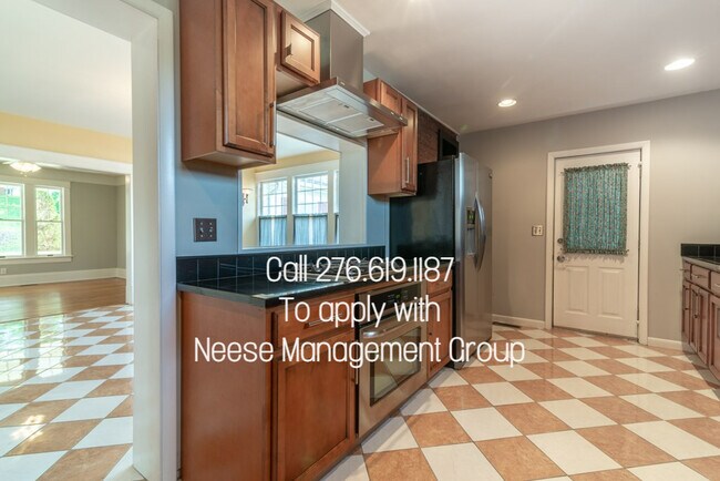 Building Photo - 809 Colonial Rd SW