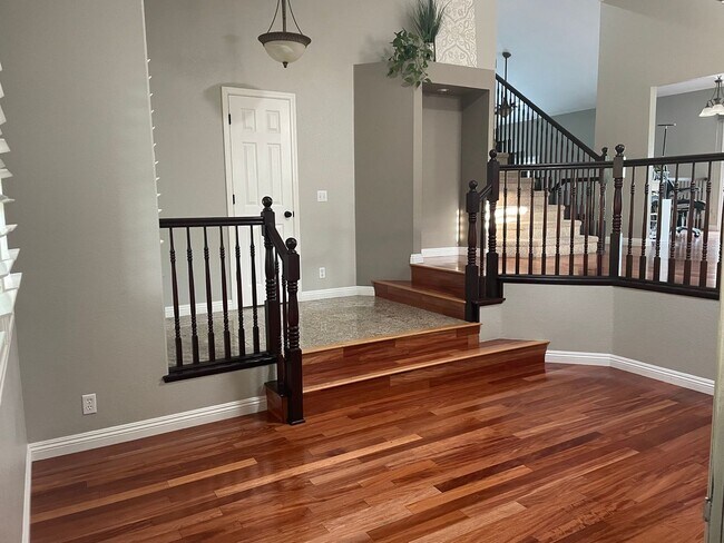 Building Photo - "Coveted Comfort: Spacious 4-Bed, 3-Bath H...