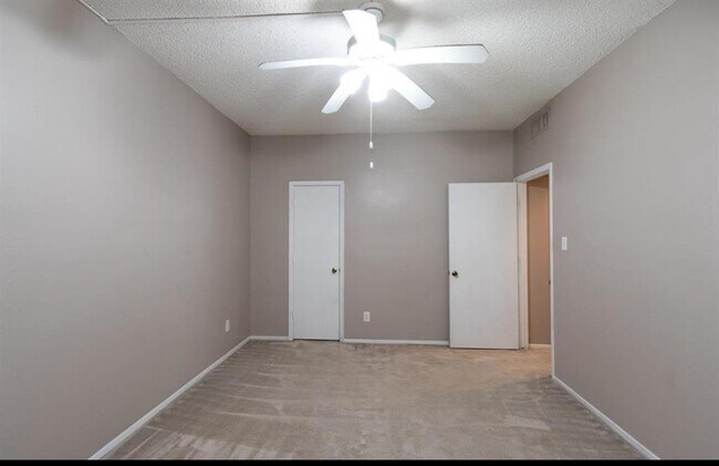 Building Photo - 7043 N Holiday Dr