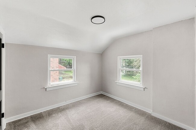 Building Photo - SCORE 50% OFF 1ST MONTH'S RENT IF SIGNED BY MAY 22! Stunning 2 bedroom home in Penn Avenue availa...