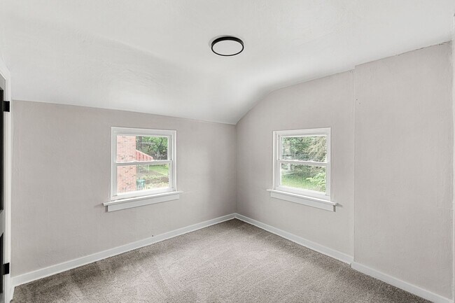 Building Photo - Stunning 2 bedroom home in Penn Avenue available August 1!