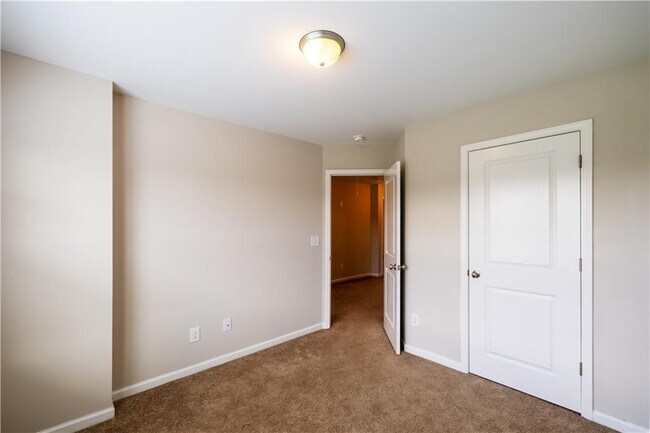 Building Photo - 221 Winterset Cir