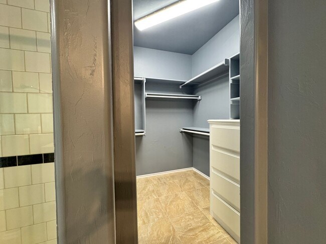 Building Photo - Spacious 3 Bedroom 2.5 Bath Home Near Okla...