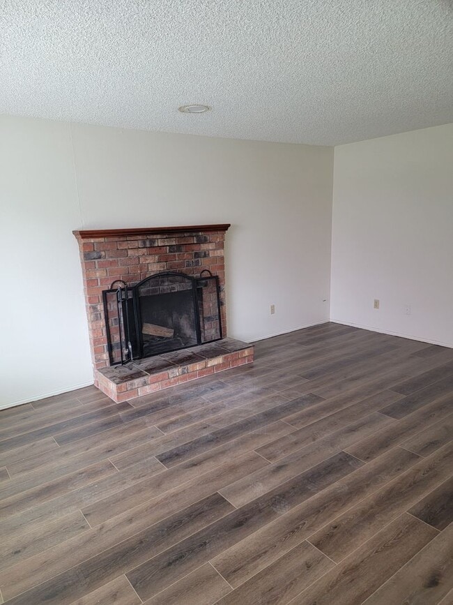 Building Photo - New paint and flooring