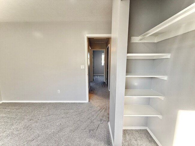 Building Photo - 3 Bedroom Townhome Available March 1