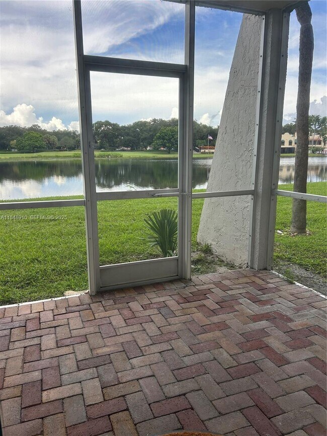 Building Photo - 9450 Poinciana Pl